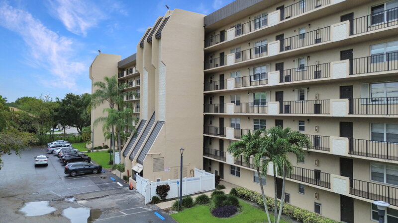 Davie Condo: 3300 West Rolling Hills Circle