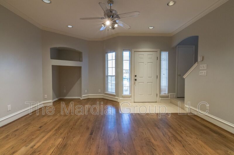 Garland House: 3904 Brandon Park Dr