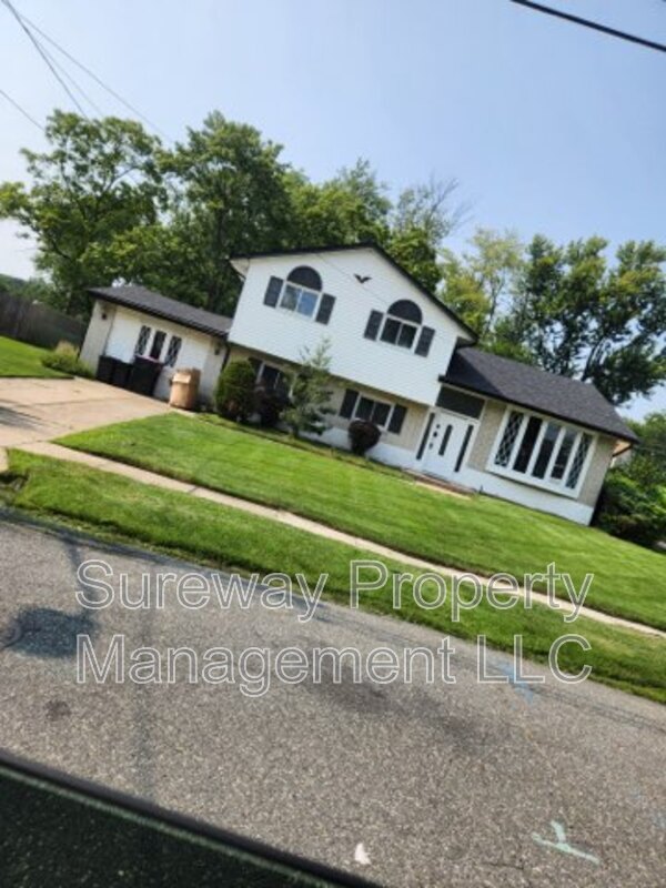 Somerdale House: 991 Sherbrook Circle