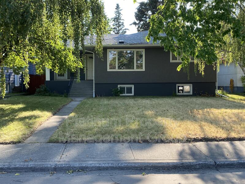 Calgary House: 11 Creston Crescent Northwest