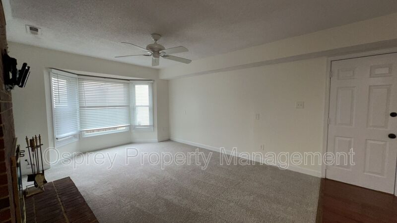Spacious 4-Bedroom Home with Sunroom! - Photo 6
