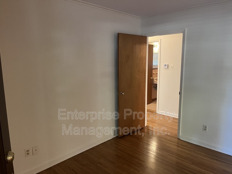 Photo 4 of 5081 Whitehall Ave