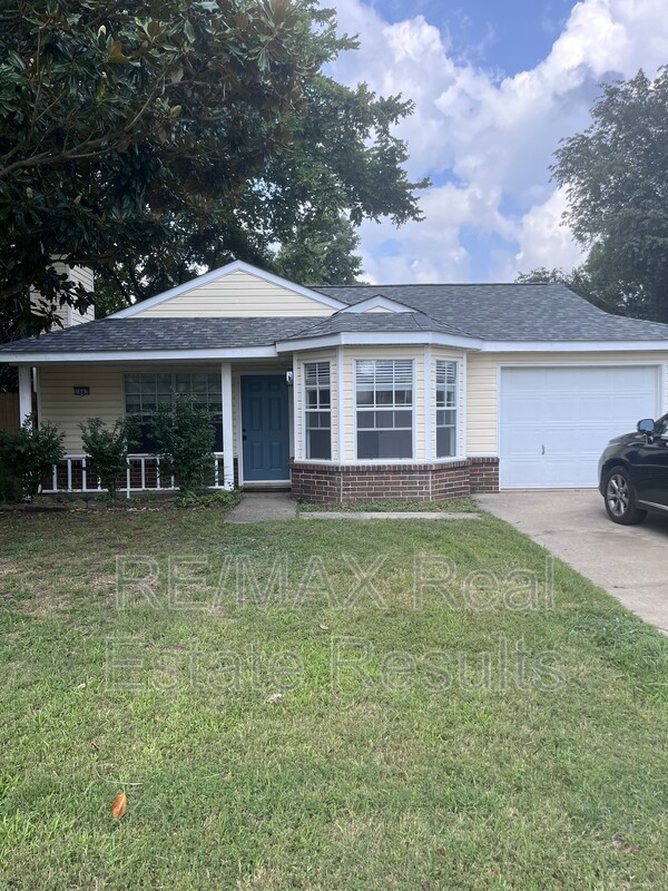 Fayetteville House: 1607 N Timberline Dr