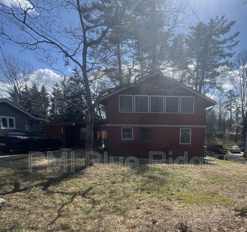 Hendersonville House: 1065 Mountain View St