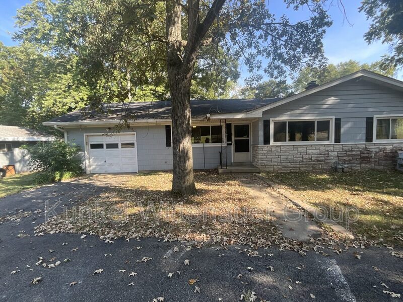 Belleville Condo: 1724 McClintock Ave