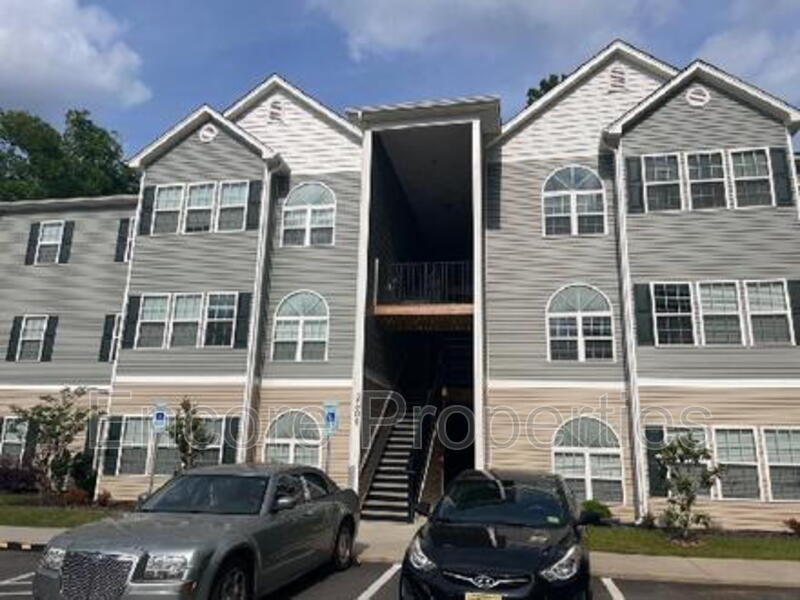 Greensboro Condo: 2608 Pennoak Way