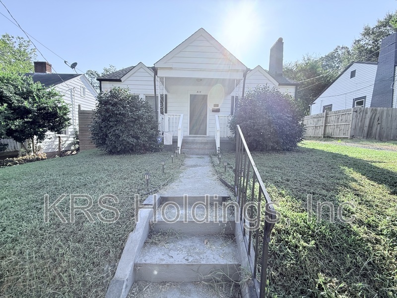 Durham House: 512 N Maple Street