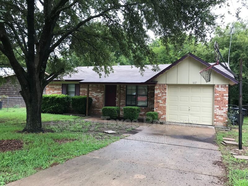 Cleburne House: 1607 McAnear St