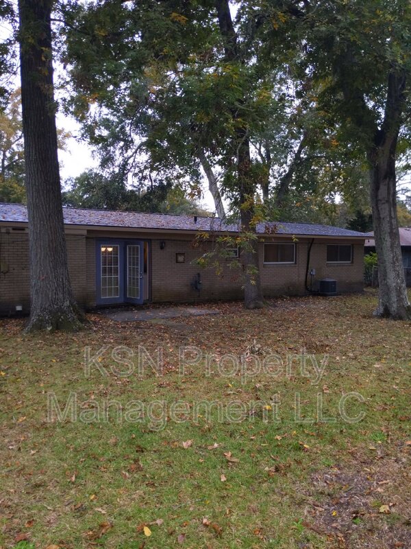 Savannah House: 412 Barnhill Dr