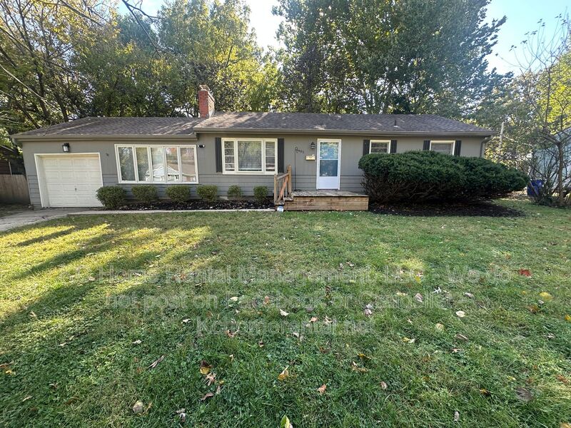 Overland Park House: 6401 W 72nd Ter