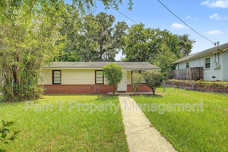Savannah House: 2619-A Livingston Ave.