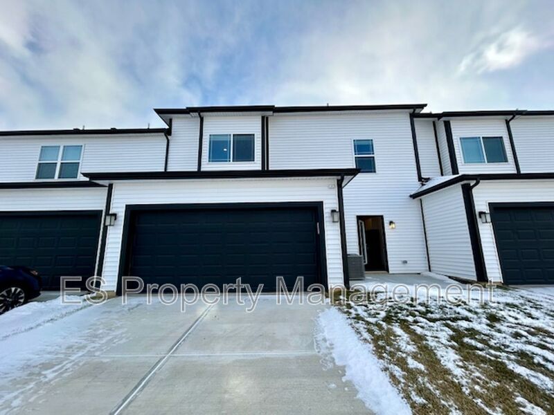 Beautiful, 2 Story Newly Built - 3 Bedroom, 2.5 Bath!  - Photo 27