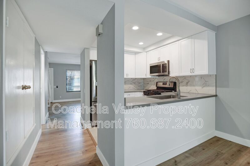 Cathedral City House: 95 Lakeview Cir