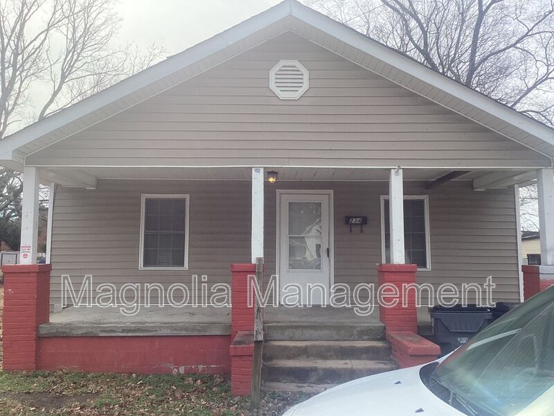 Henderson House: 234 Davis St.