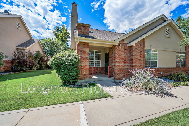 Longmont House: 1333 Charles Dr
