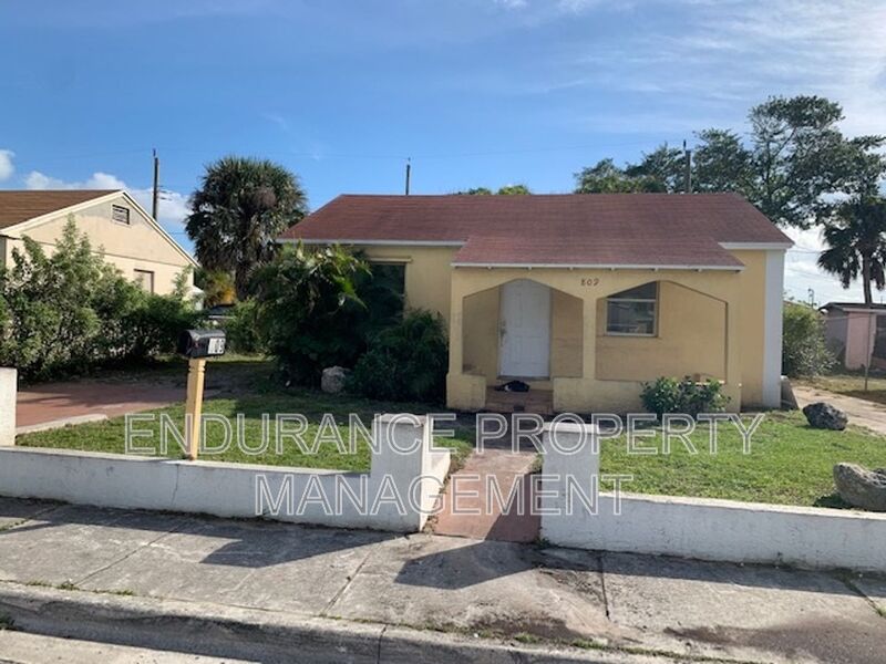 Riviera Beach House: 809 W 5th Street