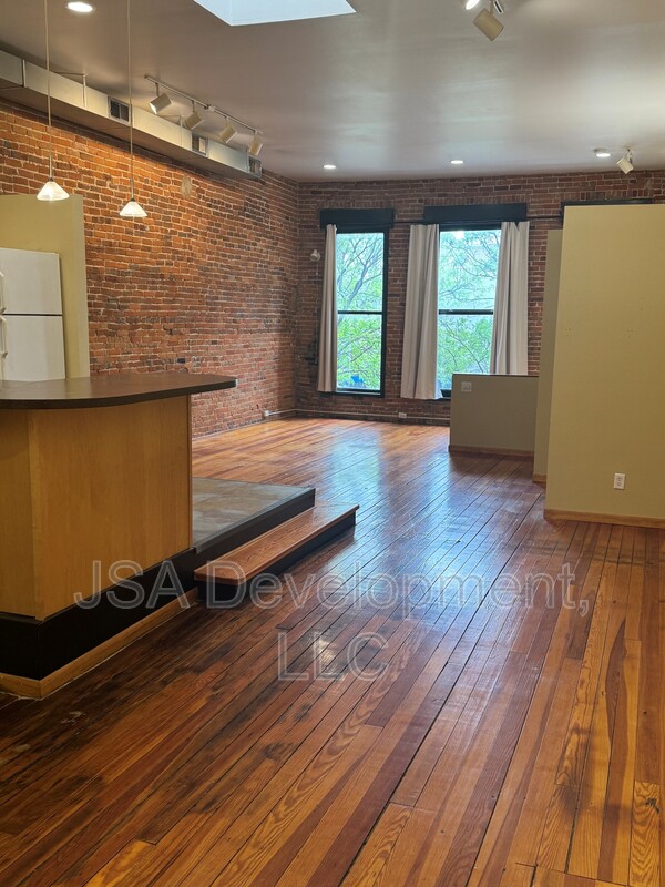 Waterloo House: 220-224 E 4th St