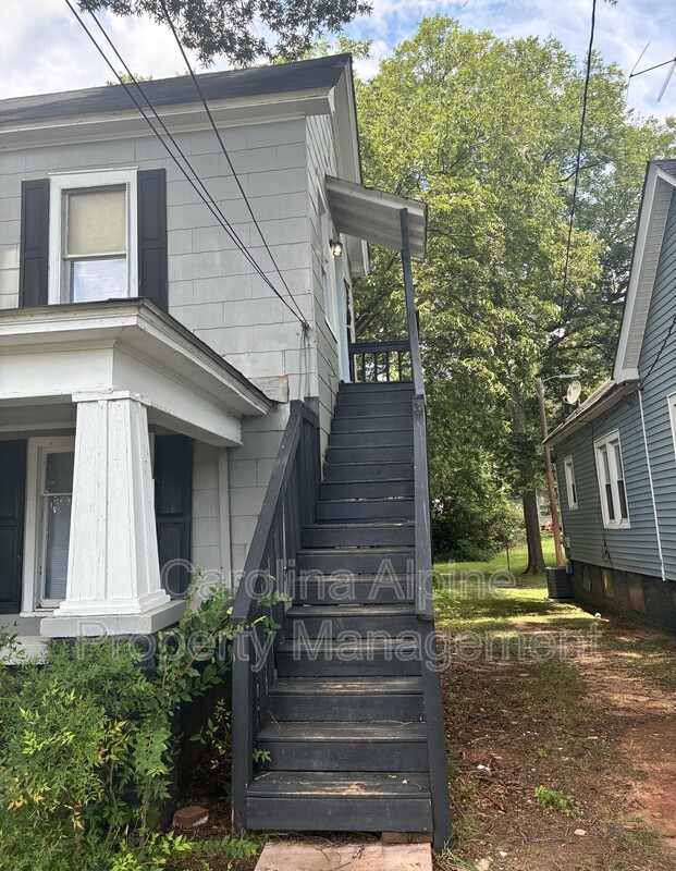 Salisbury House: 1028 S Main St