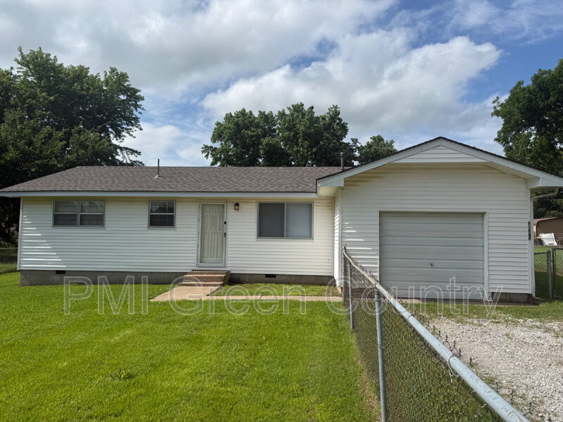 Coweta House: 30375 E 150th St S
