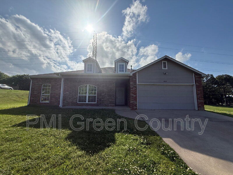 Broken Arrow House: 8322 S Murphree Dr