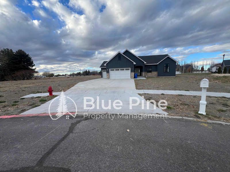 Rexburg House: 1104 Cypress Loop