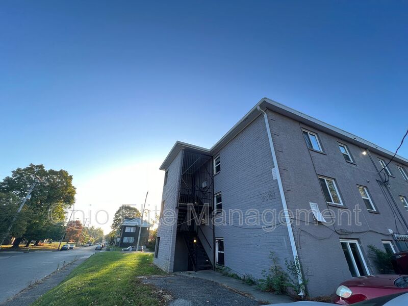 Columbus House: 1581 E Mound St