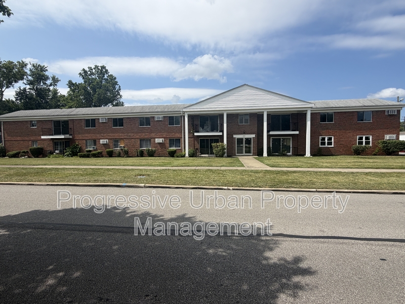 Parma Heights Condo: 6400 Kingsdale Boulevard - 201