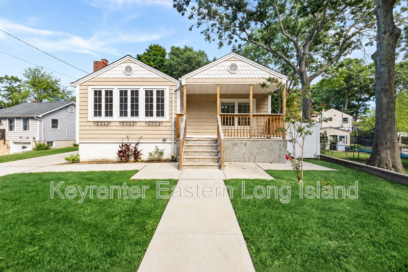 Selden House: 271 Adirondack Drive