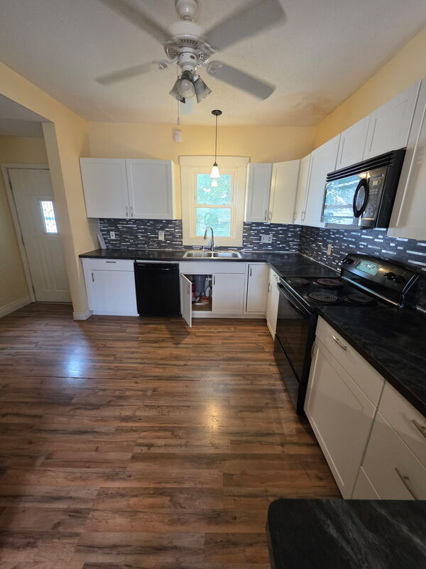 Cedar Rapids House: 1292 30th Street Northeast