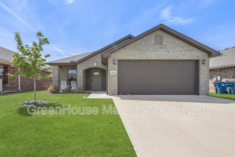 Bentonville House: 6111 NW McClellen Street