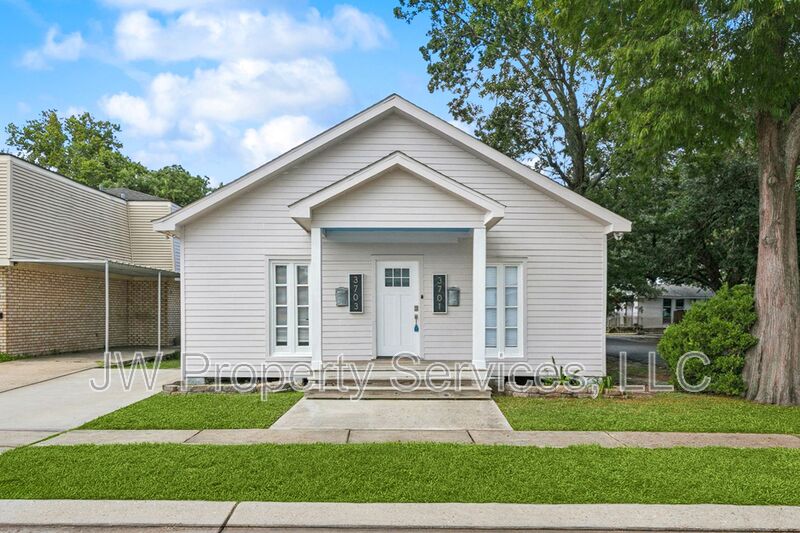 Metairie House: 3701 Derbigny St