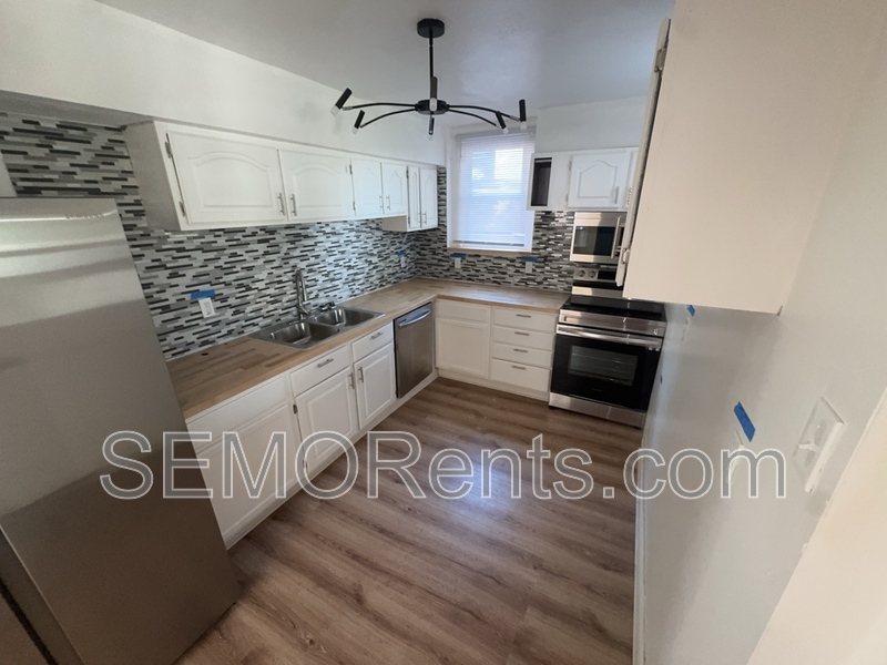 St. Louis House: 6740 Robbins Avenue