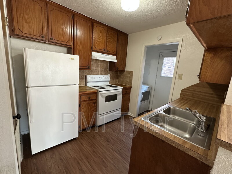 Tyler Condo: 2813 West Shaw Street