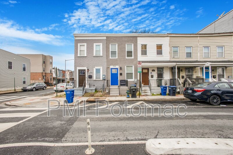 Washington Townhome: 702 19th St NE
