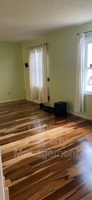 Beautiful wood flooring 4 Bedroom Home!! - Slider navigation 7