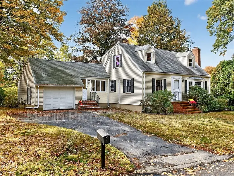 Bedford House: 37 Pine Street, Bedford,MA