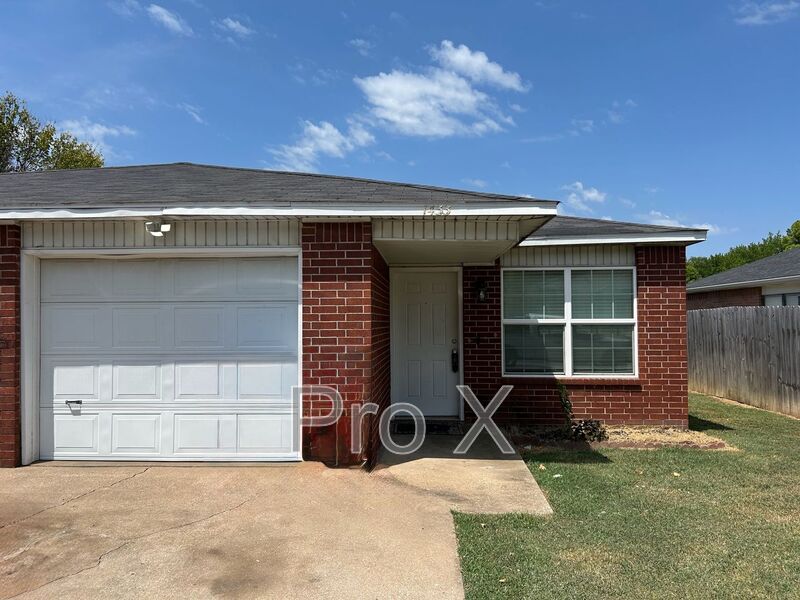 Fayetteville House: 1433 N Dawn Drive
