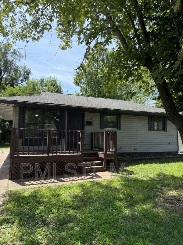 St. Louis House: 10870 Spring Garden Drive