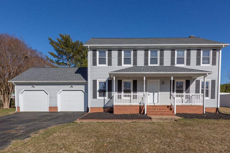 Fredericksburg House: 35 Fox Run Lane