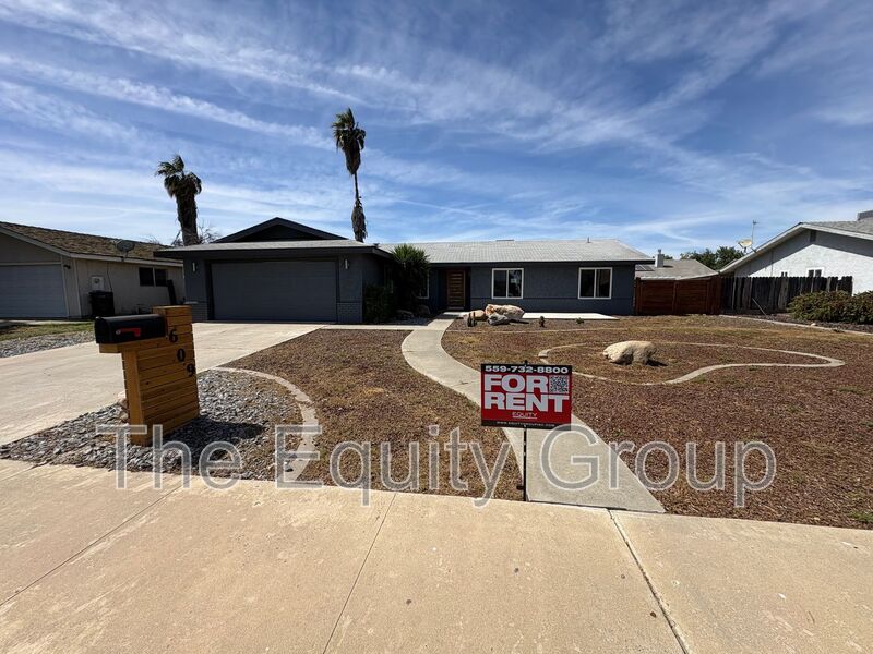 Lemoore House: 609 South Acacia Dr