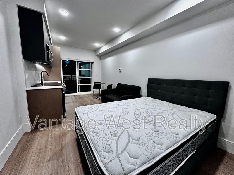 Kelowna Condo: 220-720 KLO Rd