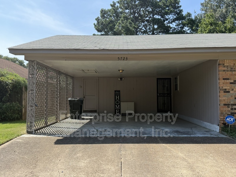 Photo 2 of 5723 Bartlett Woods Dr