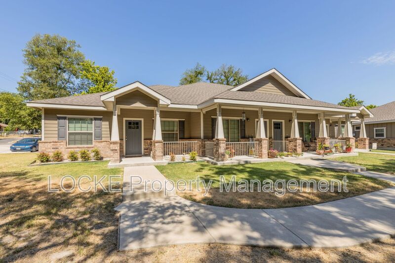 Weatherford House: 512 Akard St