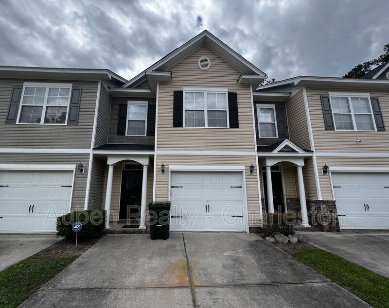 Summerville House: 226 S Lamplighter Ln