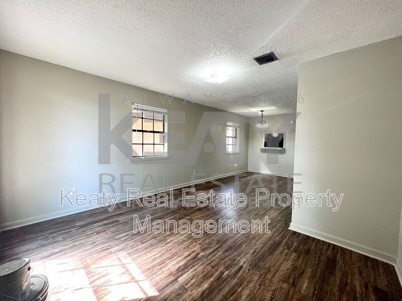 Lafayette House: 402-A Loire Avenue