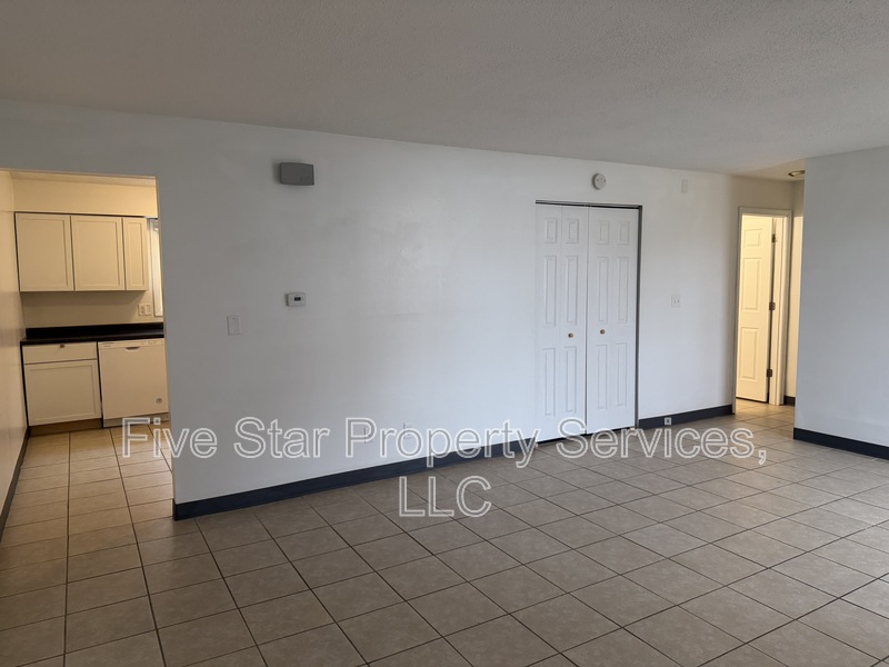 Springfield Apartment: 110 W Lakeshore