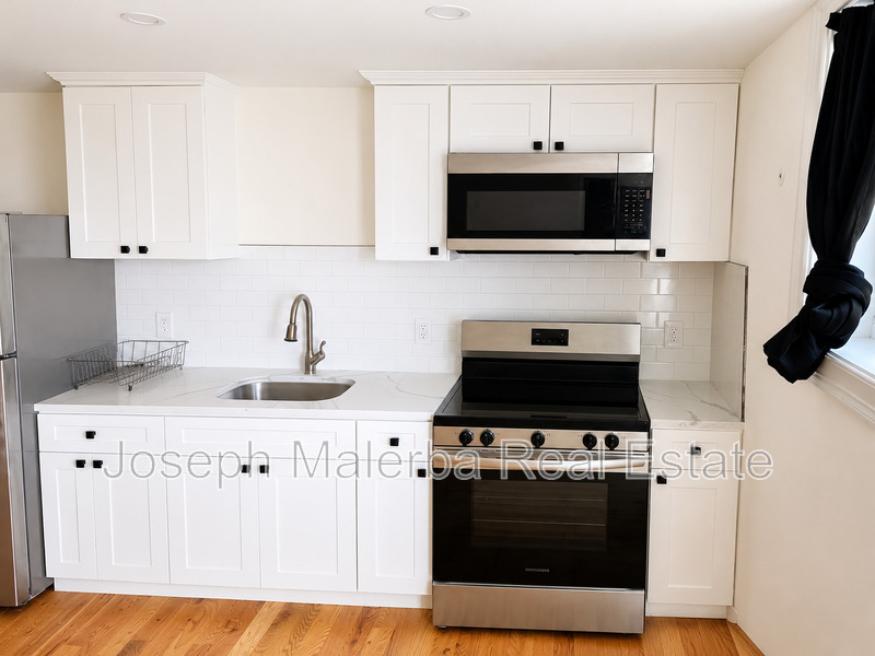 New London Condo: 84 Maple
