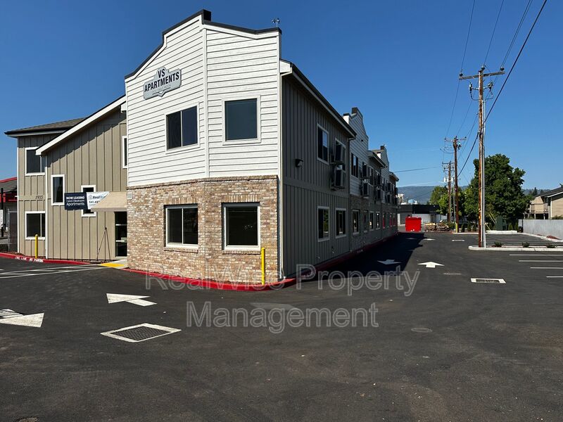 Medford Condo: 1935 Table Rock Rd