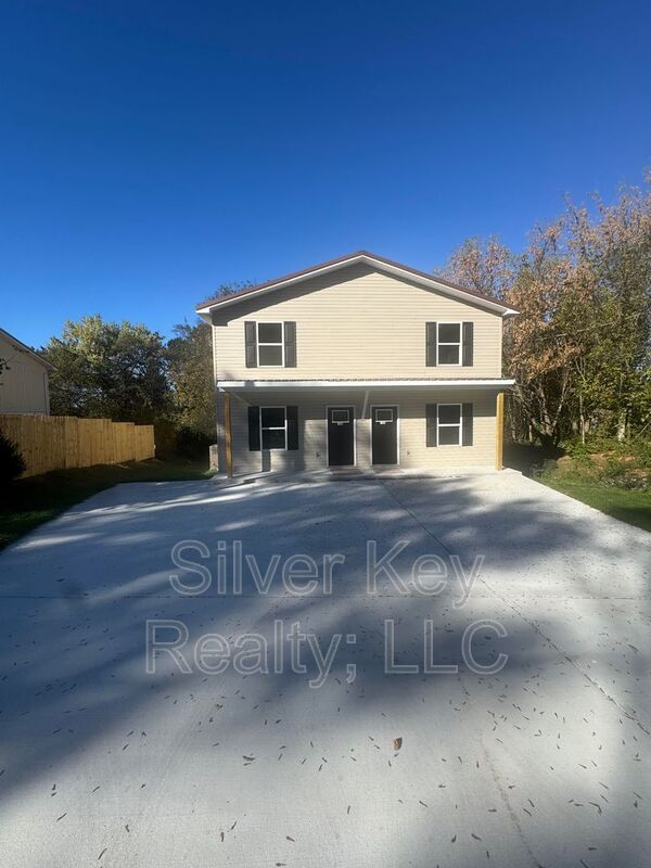 Athens Townhome: Summit Street