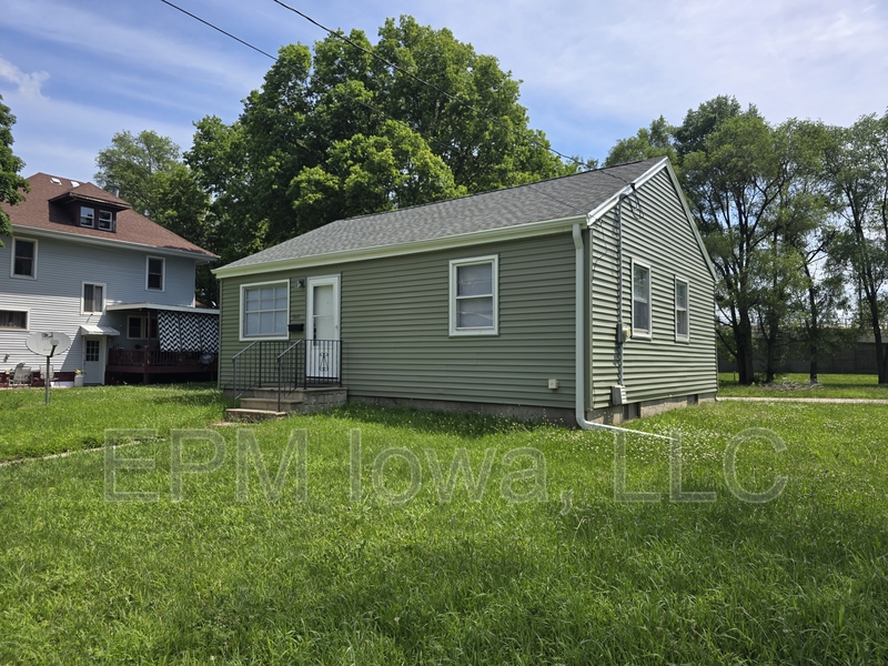 Waterloo House: 602 Logan Avenue